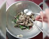 Foto langkah ke 3 dari resep Tumis Daun Singkong Jantung Pisang.