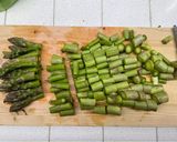 Foto del passaggio 4 della ricetta Farfalle con crema di asparagi, pescespada e mazzancolle