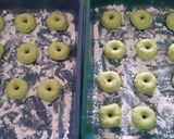 Foto langkah ke 5 dari resep 68. Donat Pandan Lembut.