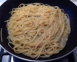 Foto del passaggio 9 della ricetta Trenette con vongole, asparagi e aglio dolce