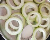 दुधी भोपळ्याची रिंग भजी (Dudhi Bhoplyachi Ring Bhajji Recipe In Marathi) रेसिपी स्टेप 3 फोटो 