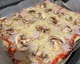 Foto del paso 5 de la receta: Pizza de masa casera de jamón york y champiñones