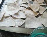 Foto del paso 1 de la receta: Totopos y tostadas de tortilla de maíz