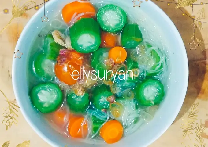 Langkah-langkah untuk membuat Cara membuat Sayur Bening Oyong dan Wortel Favorit Rumah Kami