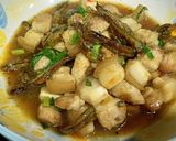 Hình bước làm 2 của món Cá cơm chiên giòn kho thịt