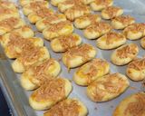 Foto langkah ke 5 dari resep Kastengel full keju edam.