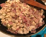 Sajtos, tejszínes csirkemell, bacon csíkokkal recept fázis 2 fotója