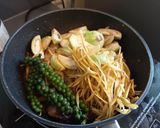 Foto langkah ke 5 dari resep Tumis lele pedas - Pad ped pladuk (ผัดเผ็ดปลาดุก).