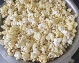 मेलतेड चीझ बिटरी पॉपकॉर्न (cheese buttery popcorn recipe in marathi) रेसिपी स्टेप 2 फोटो 
