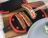 Foto del paso 6 de la receta: Salchichas con pimientos en Lékué Grill acompañadas de raviolis y ensalada