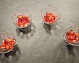 Une image de l'étape 1 de Panna cotta aux fraises et chocolat blanc.