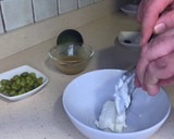 Foto del paso 1 de la receta: Tosta de salmón, aguacate y queso crema