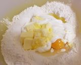 Foto del paso 1 de la receta Panecillos de yogurt con pasas y pepitas de chocolate