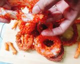 A picture of step 8 of Cheesy Cheetos onion rings 😋😋.