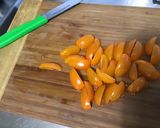 Une image de l'étape 6 de Salade marinée de pommes de terre au porc, oignons nouveaux et tomates orange.