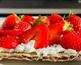 Hình bước làm 3 của món 💚 Cracker Phô Mai Ricotta & Dâu Tây (Vegetarian)