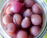 Foto del paso 2 de la receta: Cebollitas en vinagre con aliño de curry panang y harisa egipcia