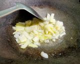 Foto langkah ke 4 dari resep Samhong King Masak Bawang ala Chef Muhammad|Sawi Keriting Lezat.