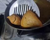 A picture of step 7 of Punjabi samosa.