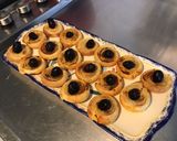 Une image de l'étape 8 de Feuilletés spirales aux olives noires, moutarde américaine, herbes et coulis de tomates.