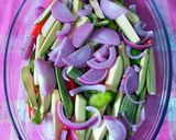 Foto del paso 3 de la receta: Ensalada de chiles asados con vegetales orgánicos y especias