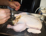Foto del paso 2 de la receta: Pollo de corral relleno de ternera y verduras🐔