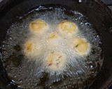 A picture of step 6 of Medhu pakoda.