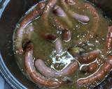 Foto del paso 2 de la receta: Salchichas con cebolla caramelizada al vino blanco envejecido