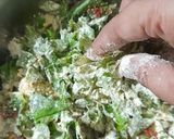 A picture of step 3 of Palak pakoda.