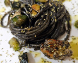 Foto del paso 4 de la receta: Espaguetis con tinta, y gambas con calabacín