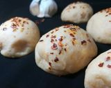 صورة لخطوة 2 من وصفة خبز عربي بالفلفل الحار ⁦🌶️⁩🥖😍