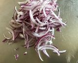 Une image de l'étape 4 de Salade castelfranco a l ail des ours et oignon rouge.