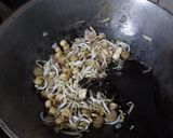 Foto langkah ke 3 dari resep Tumis Tahu Kecambah Sosis.