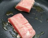 Foto langkah ke 3 dari resep Tuna steak with mushroom gravy.
