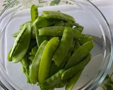 A picture of step 1 of Chinese stir fry - Snow Peas with dried shrimps and garlic.