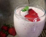 Foto langkah ke 3 dari resep Banana Strawberry Smoothie.