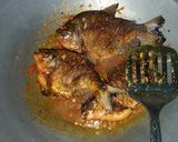 Foto langkah ke 4 dari resep Bawal Merah Goreng Kuah Kecap 🐟.