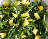 Foto del paso 3 de la receta Ensalada de rúcula, mango y surimi