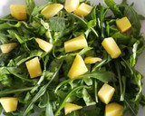 Foto del paso 3 de la receta: Ensalada de rúcula, mango y surimi