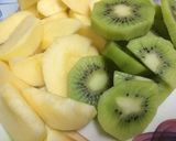 A picture of step 1 of Apple kiwi juice.