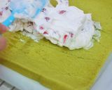 Foto langkah ke 7 dari resep Strawberry Matcha Roll Cake.