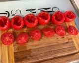 Une image de l'étape 3 de Tomates farcies aux sardines à l'huile, feta et herbes.