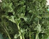 Hình bước làm 2 của món Thí nghiệm cùng cải xoăn: kale salad và kale chip