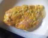 Foto del paso 2 de la receta: Omelette de huevo 🥚,jamón, queso 🧀 y perejil fresco