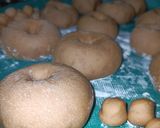 Foto langkah ke 5 dari resep Donat Menul Empuk,Donat Kopi😍.