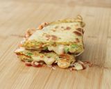 Foto langkah ke 5 dari resep Korean Tortilla Egg Sandwich Devina Hermawan.