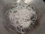 Kremesan Bihun Kacang