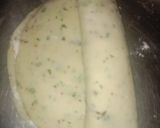 A picture of step 5 of Lacchedar Mathri (currypatte flavour).