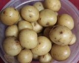 Foto del paso 1 de la receta: Papitas cambray con salchichas enchiladas y especias