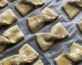 Foto del paso 8 de la receta: Lacitos de hojaldre con crema de chocolate y piñones